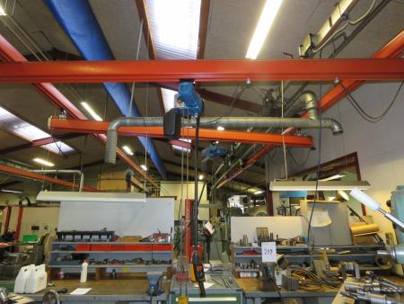 Traverse construction spans approximately 4 meters. With 2 traverses with Demag hoist 250 kg. Length about 17 meters.