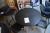 Schwarzes rundes Tischdurchmesser von 100 cm, Kunststoff + 3 Stühlen, Holz Barhocker +