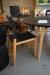 Sort rund bord Ø100 cm, plast + 3 stole, træ + barstol