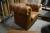 3 pers. Chesterfield sofa + stol m. høj ryg + stol m. lav ryg + skammel, brun skind