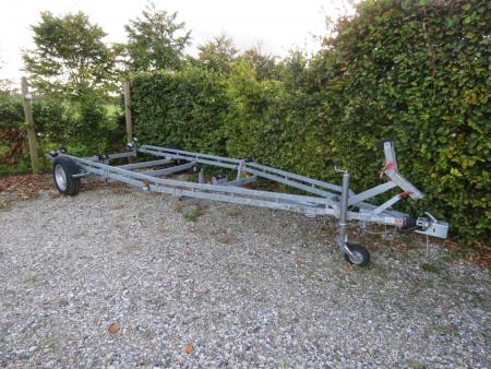 Boat trailer Humbaur BT136623. date of first recognition 29/04/2015 One of the hikers he bent men easily on ski lifts.