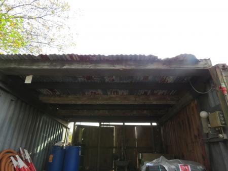 Semi-roof between container.