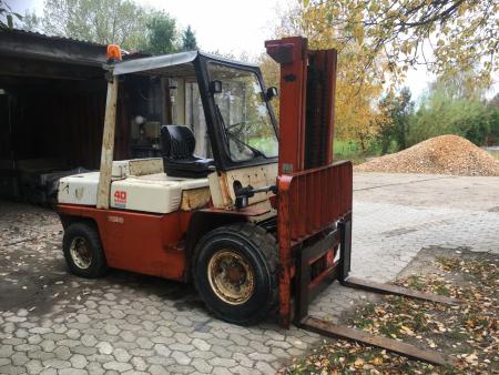 4 tons Nissan truck type YGFO3-4011 hours according to watch. 9920th
