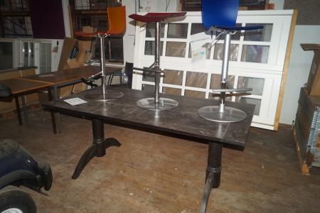 Tisch mit 3 Barhockern. 180x90 cm.