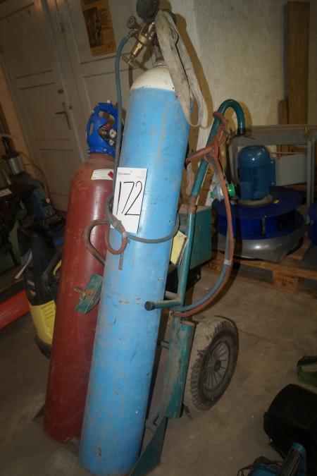 Oxygen and gas cart with tubing bottles are not included.