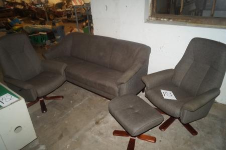 Sofagruppe med 2 stole og trepersoners sofa.
