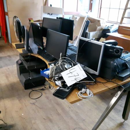 Computer skærme, keyboard, projektorer.