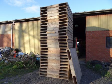 30 pcs. heavy pallet with a whole bottom. Dimensions: 140x140 cm.