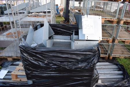 Pallet with various trays for transport cages