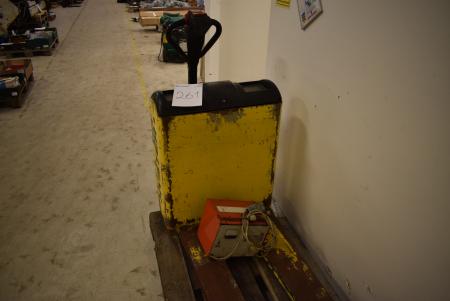 Electric pallet truck, Hyster brand, up 13 max lift capacity: 1300 kg, year 1999, the battery must be replaced. with leaves