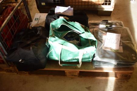 3 stk. farlig godstasker, 3 stk. vand- og vindtæt pressininger 2 x 3 m + førstehjælpskasse