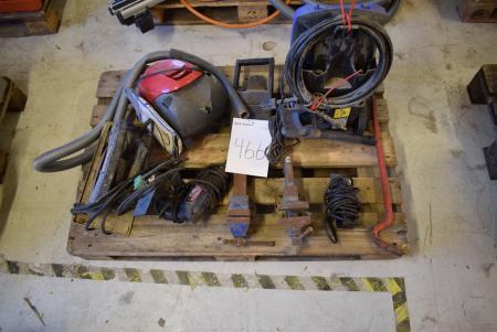 Pallet with circular saw, pressure washer, vice etc.