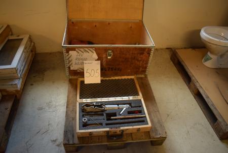 Værktøjskasse med indhold + boltpistol
