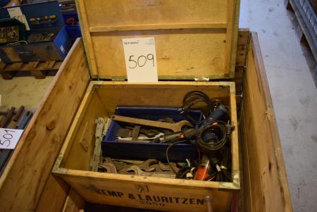 Værktøjskasse med diverse værktøjer
