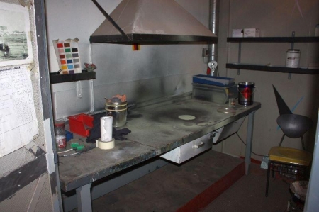 Vice bench with exhaust hood