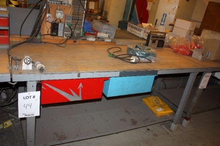Work bench with 2 drawers with content