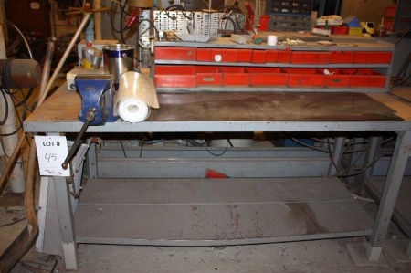 Work bench with bevelled drawers on table