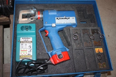 Palle med kabelsko værktøj + aku-slangeklemmer: Klauke EK 18-Plus med batteri og lader + aku-boremaskine med lader og batteri (Bosch) + aftrækkere + manometre