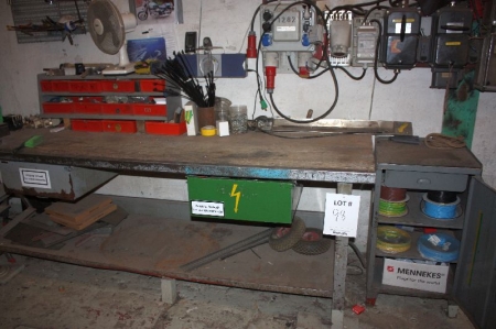 Vice bench with 2 drawers and content + tool cabinet with wire rods