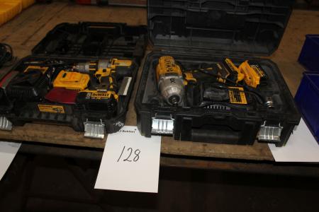 Dewalt AKKU Screwdriver 2 pcs including 2 chargers and 4 batteries.