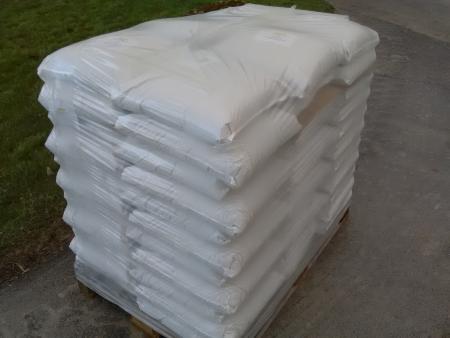 2 pallets Roast salt, sea salt, grain size 1-6 mm ensure long-term effect than fine salty salt, with some impurities without sprains, suitable for spreaders, with hand spread and the like, total 80 kg - 66 bags a 15 kg per pallet.