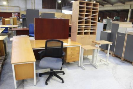 Schreibtisch mit Beistelltisch, Bürostuhl + 2 Stück PC-Tabellen