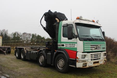 Truck Volvo F12 total 32000 13300 kg load. 4 with the cable system truck axles Kilometer 589.000 km. with crane HMF 7400 kg scum at 12.8 m 2500 kg. with remote control