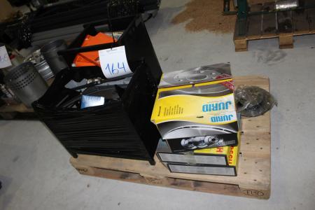Pallet with various auto iltilbehør.