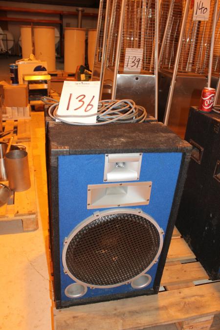 2 pcs speakers. 400 watts brand Raveland.