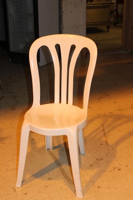 Viele weiße Plastikstühle. 19 Stück Höhe bis Sitzfläche 45 cm können gestapelt werden.