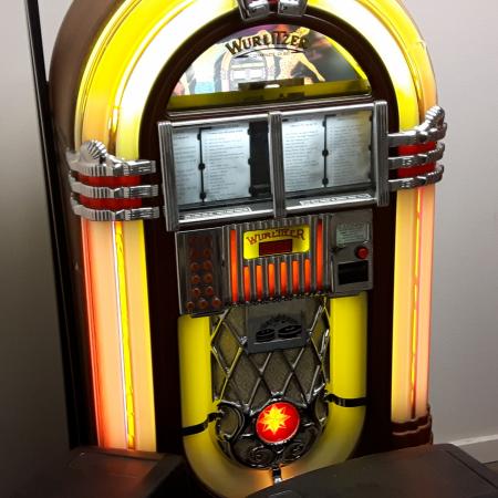 Wurlitzer Jukebox with 2 speakers without cables.