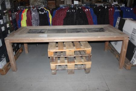 Spisebord med 4 stk granitplader i midten. Bredde 240x100x78,5 cm