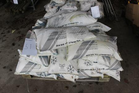 Palle with 25 kg road salt bags