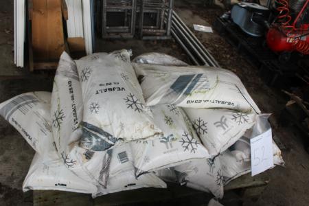 Palle with 25 kg road salt bags