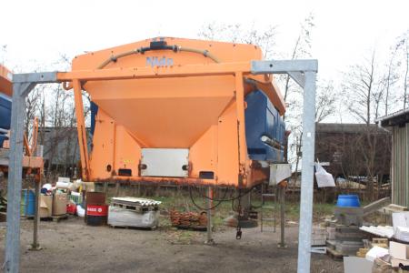 Saltspreder 5 cubic meter year 2000 brand nido With remote control