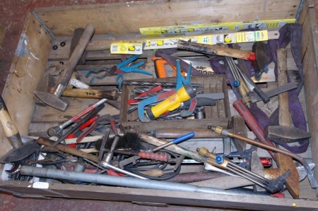 Pallet with hand tools