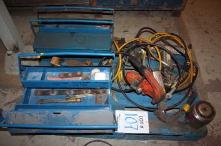 Pallet with (2) tool boxes with content + (5) hydraulic hand pumps + (1) hydraulic jack and more