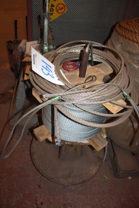 Rulle med stålwirer på stativ + palle med tovværk, 4 ruller