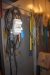 Alt på væg: cykeldæk og slanger, lysstofrør, kabelbeskyttelse samt diverse i kasser på gulv