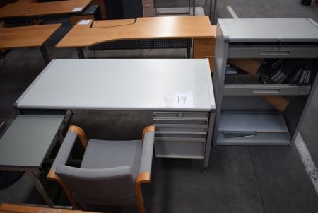 Skrivebord med sidebord, stol og arkivskab