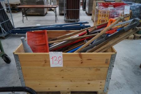 Pallet m. Miscellaneous shovels, brooms etc.