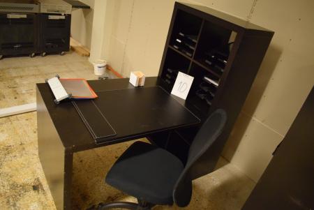 Skrivebord med indhold + kontorstol