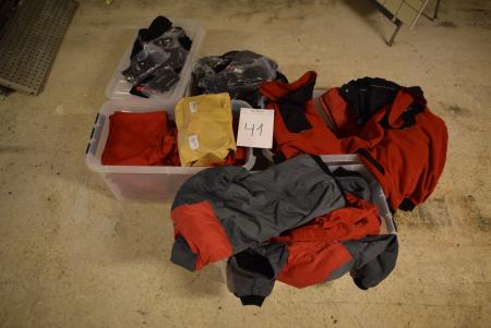 Various work clothes, pants, fleece jackets, jackets in various sizes. + Bike gloves, etc.
