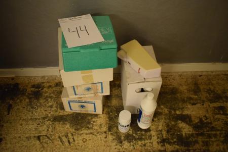 2 Stück. Erste-Hilfe-Kits + 3 Boxen DIV. für die Reinigung