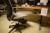 Hæve/sænkebord, bordlampe + kontorstol