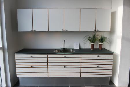 Køkken, Skabe med glasbordplade m/underlimet vask 240x60x90 cm + overskabe 