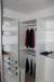Walk-in garderobe m/sorte glasdøre og indmad 247 x 168 cm