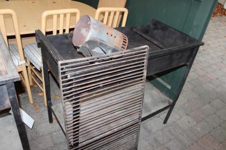 Charcoal grill with grill starts. 105x91x55 cm