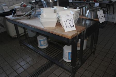 Rustfrit bord med 2 huggeblokke. 123x95x195 cm hæve/sænke bord.