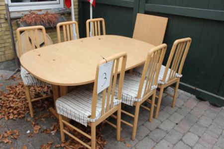 Tisch 164x103x72,5 cm mit zusätzlicher Platte + 6 Stühle + Kommode. 172x42x83 cm
